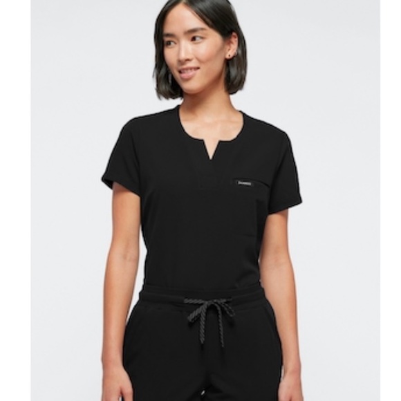 Jaanuu Tops - ☀️Jaanuu tuck in one pocket scrub top NWT☀️